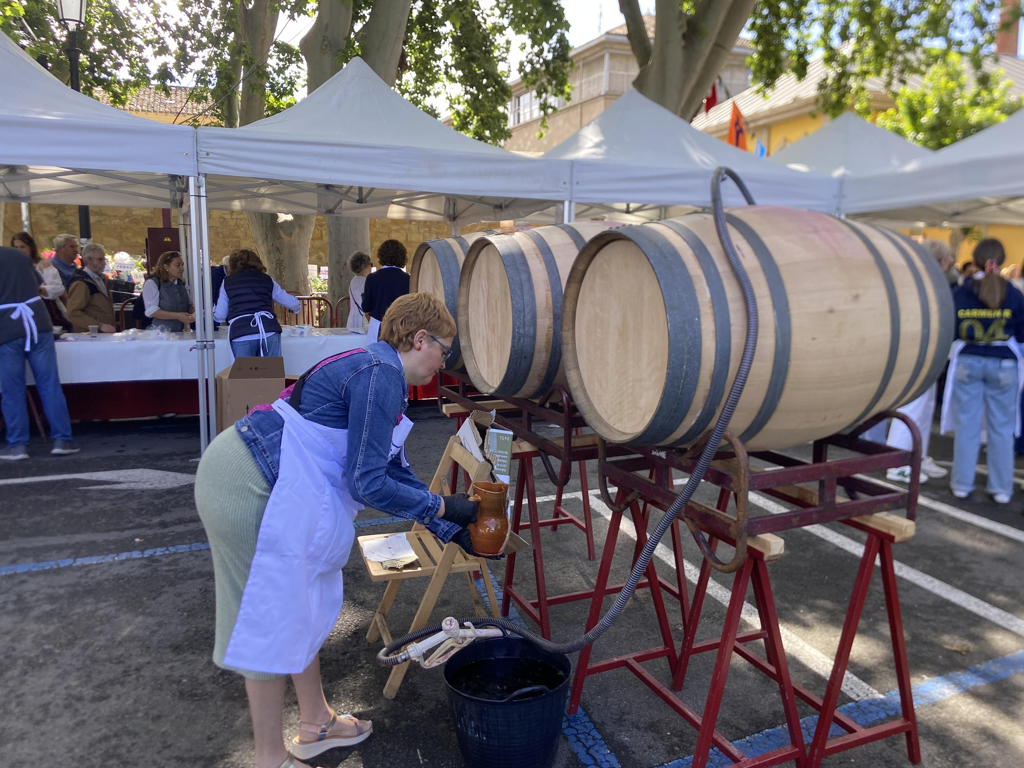 Reparto del pan, el pez y el vino por San Bernabé en Logroño