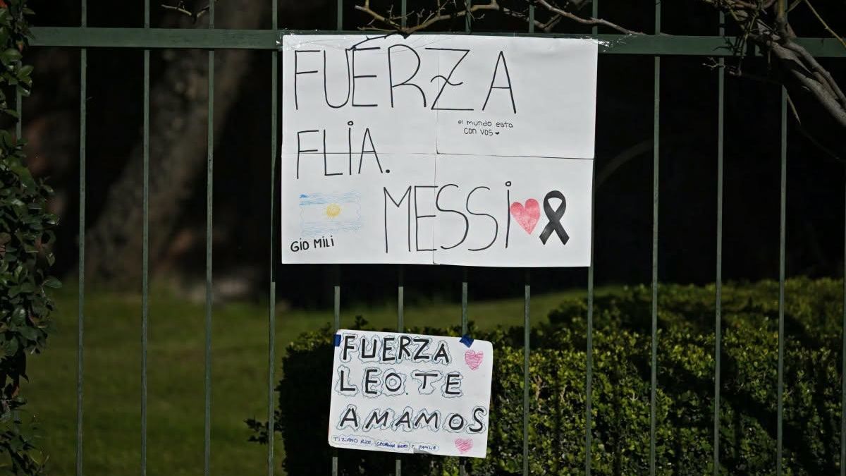 Hinchas y vecinos dejaron mensajes, flores y carteles dirigidos a Lionel Messi y su familia tras la muerte de su padre.