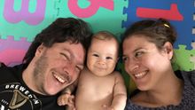 Cómo cuido (sin brazos) a mi hija / Cómo crío a mi hija con una pareja sin brazos