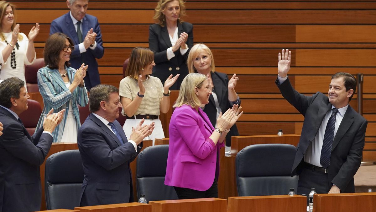 Mañueco, investido presidente tras firmar su "contrato" con Vox y anunciar una legislatura contra la “corrupción y la mentira”