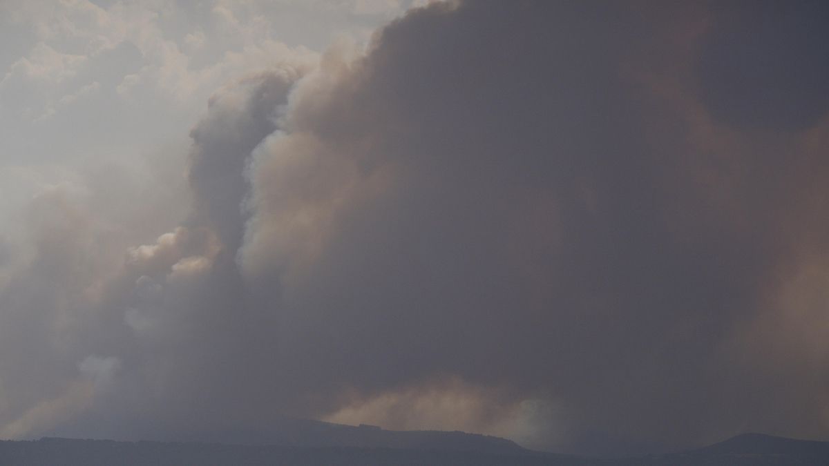 Vista desde la hoya de El Bierzo del incendio que se originó en Yeres y ha arrasado Las Médulas