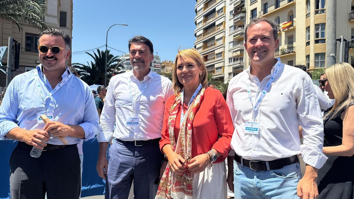 Carlos Velázquez, en Alicante, junto a dirigentes del PP, el 23 de junio de 2026