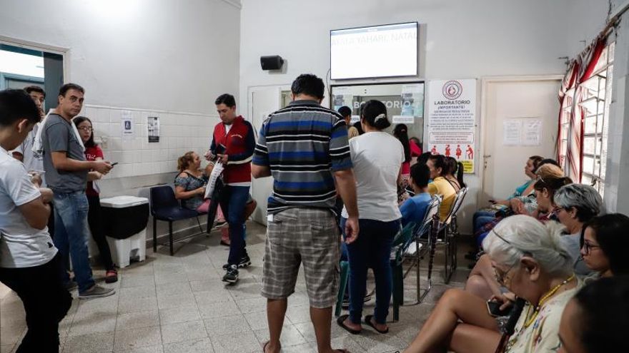 Hospitales siguen atendiendo casos por la epidemia de dengue, que afecta también al presidente de Paraguay, Mario Abdo Benítez, este jueves, en Asunción (Paraguay).