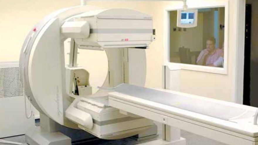 Un informe de 2019 recomienda devolver a manos públicas el servicio privatizado de Medicina Nuclear del Hospital Negrín