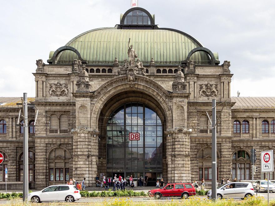 :l ferrocarril es 'dios'. Núremberg fue la primera ciudad alemana que construyó una línea férrea.
