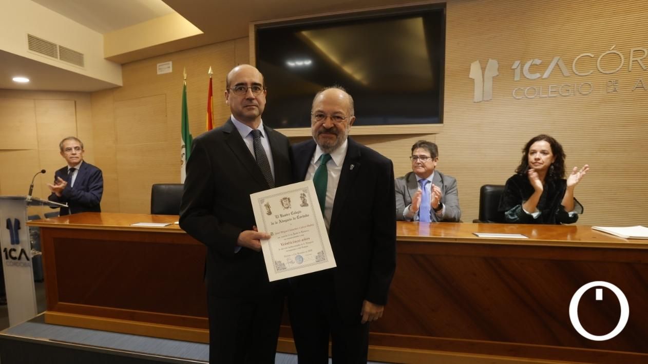 Entrega de diplomas a las personas colegiadas que cumple 50 y 25 años de abogacía.