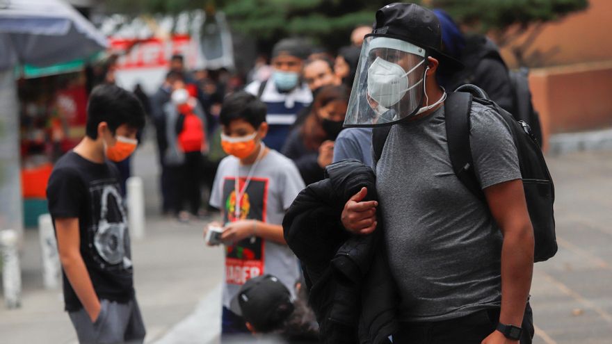 Personas hacen fila para hacerse una prueba para detectar covid-19, el 24 de enero de 2022 en el Hospital General doctor Carlos Mac Gregor, de Ciudad de México (México). EFE/Isaac Esquivel