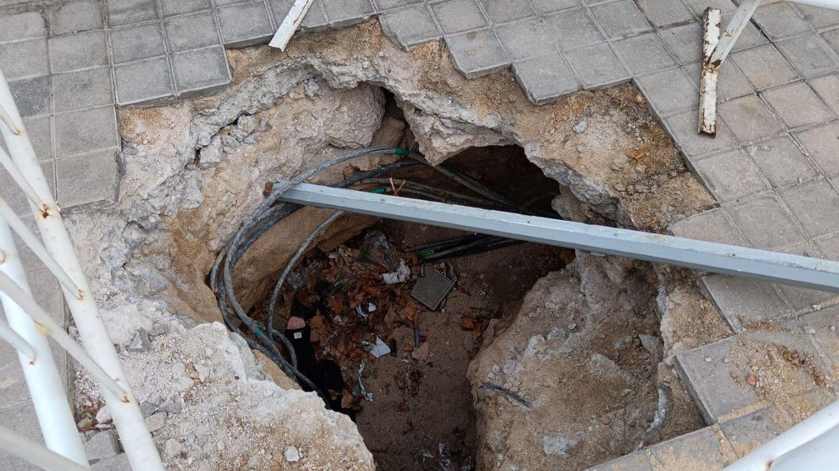 El agujero de la calle Ofelia Nieto que lleva desde agosto obstaculizando el paso: “¿Y si plantamos un árbol? Poned una palmera palestina”
