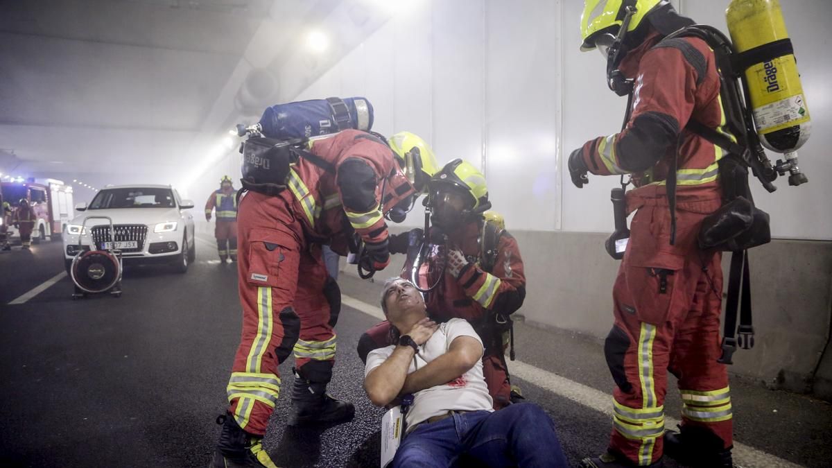 Bomberos en el simulacro de accidente en el túnel de los omeyas