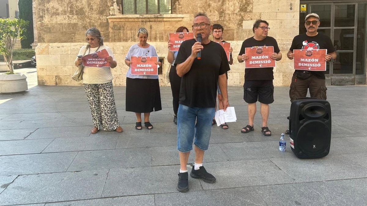 Concentración de Acord Social Valencià frente al Palau de la Generalitat ante los presupuestos de la Generalitat Valenciana 2025.