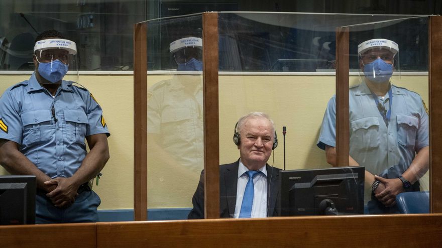 La justicia internacional ratifica la cadena perpetua de Mladic por genocidio