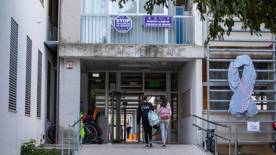 Colegios rebeldes en Balears contra el plan de PP y Vox para marginar al catalán en la escuela: "No tenemos miedo"