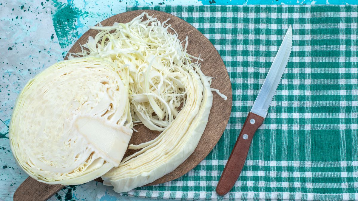 Uno de los trucos de esta ensalada es que la col se corta muy finamente