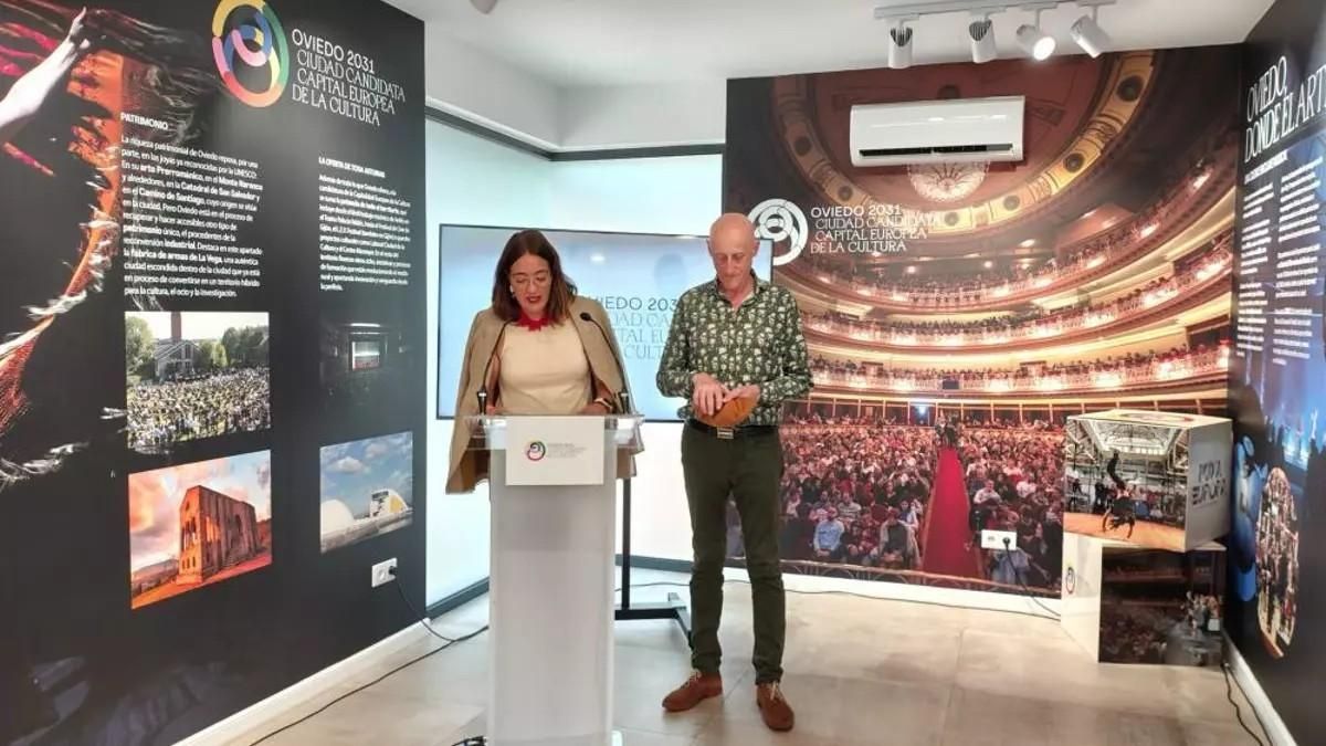 La concejala Covadonga Díaz junto a Jorge Martínez en una de las últimas apariciones públicas del vocalista de 'Ilegales'.