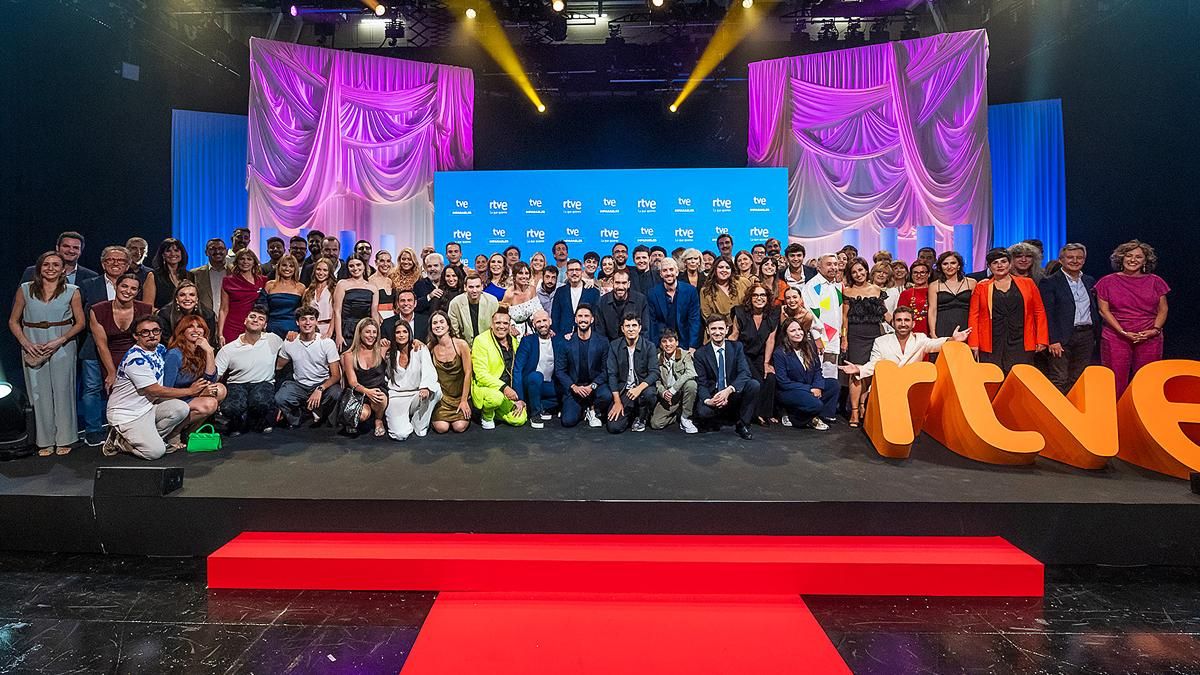 Foto de familia de los presentadores estrella de RTVE en la temporada 2025-2026