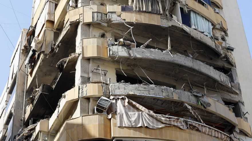 Un apartamento dañado tras un bombardeo israelí alcanzó un edificio en el distrito de Zuqaq al-Blat, en el centro de Beirut, Líbano, el 18 de marzo de 2026. Según el Ministerio de Salud Pública de Líbano, más de 912 personas murieron y otras 2.221 resultaron heridas en bombardeos en los suburbios del sur de Beirut y en pueblos del sur de Líbano desde el inicio de las hostilidades renovadas. El ejército israelí declaró que está realizando ataques en todo el país, dirigidos a infraestructuras y personal de Hezbolá. (Líbano, Hizbulá/Hezbolá) EFE/EPA/WAEL HAMZEH