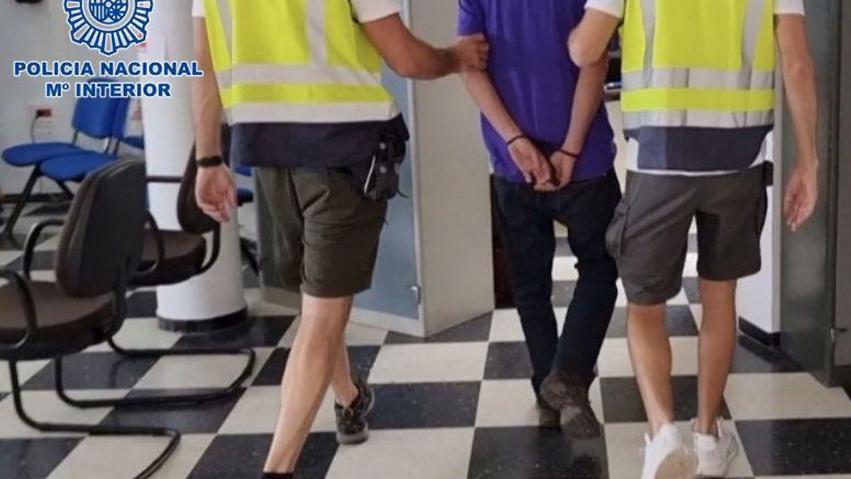 Detención de uno de los jóvenes en el Aeropuerto de Tenerife Sur. / FOTO: POLICÍA NACIONAL