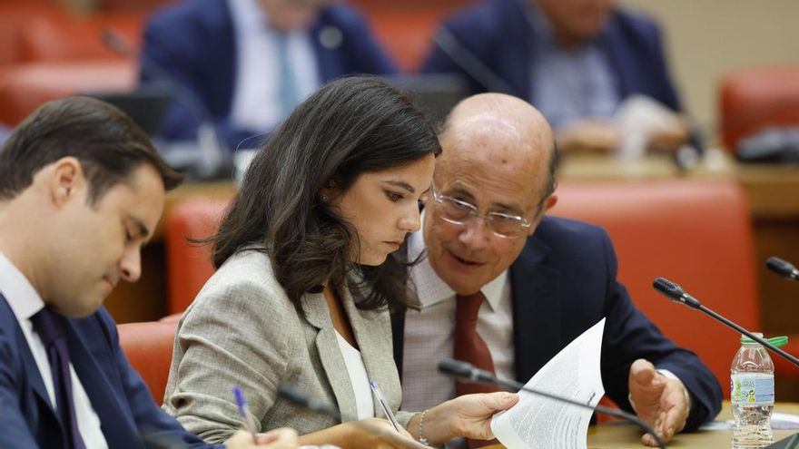 Los diputados de Vox Pepa Millán e Ignacio Gil Lázaro durante la comparecencia del ministro de Justicia, Felix Bolaños, ante la Comisión de Seguridad del Congreso este jueves para informar de la gestión de la crisis migratoria en Ceuta.