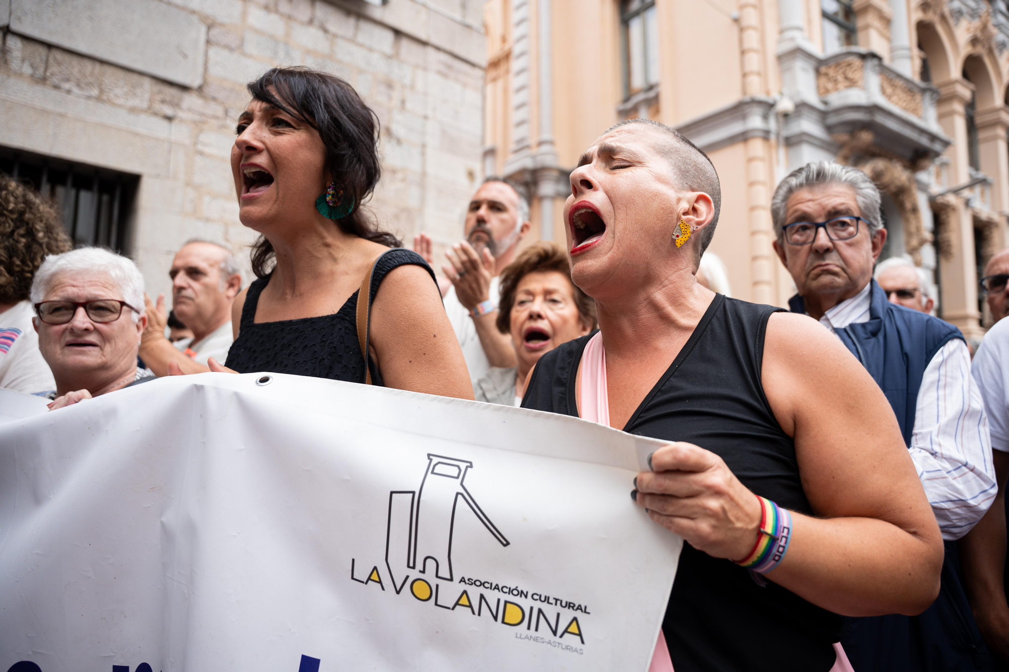 Concentración contra el asesinato por violencia machista perpetrado en Llanes (Asturias).