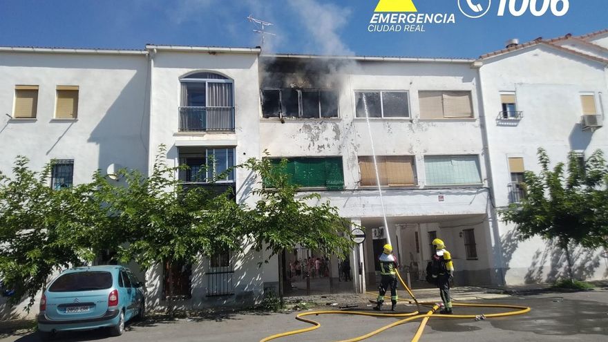 Un incendio en un bloque de pisos de Almagro obliga a desalojar a los vecinos