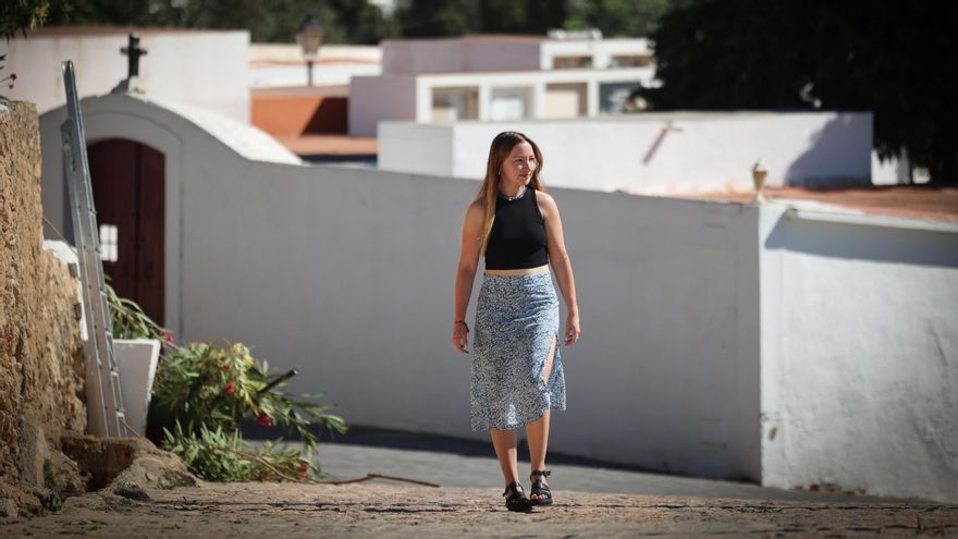 Marga Torres pasea por la parroquia de su pueblo
