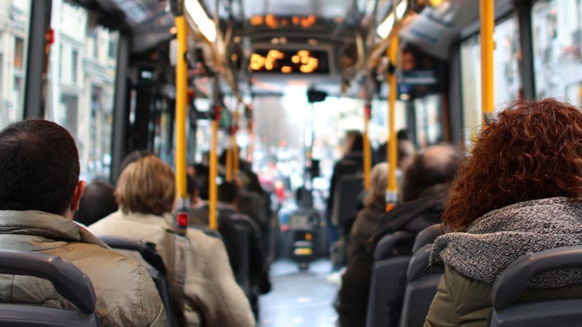 La población sénior valora el transporte público y descree del coche eléctrico y compartido