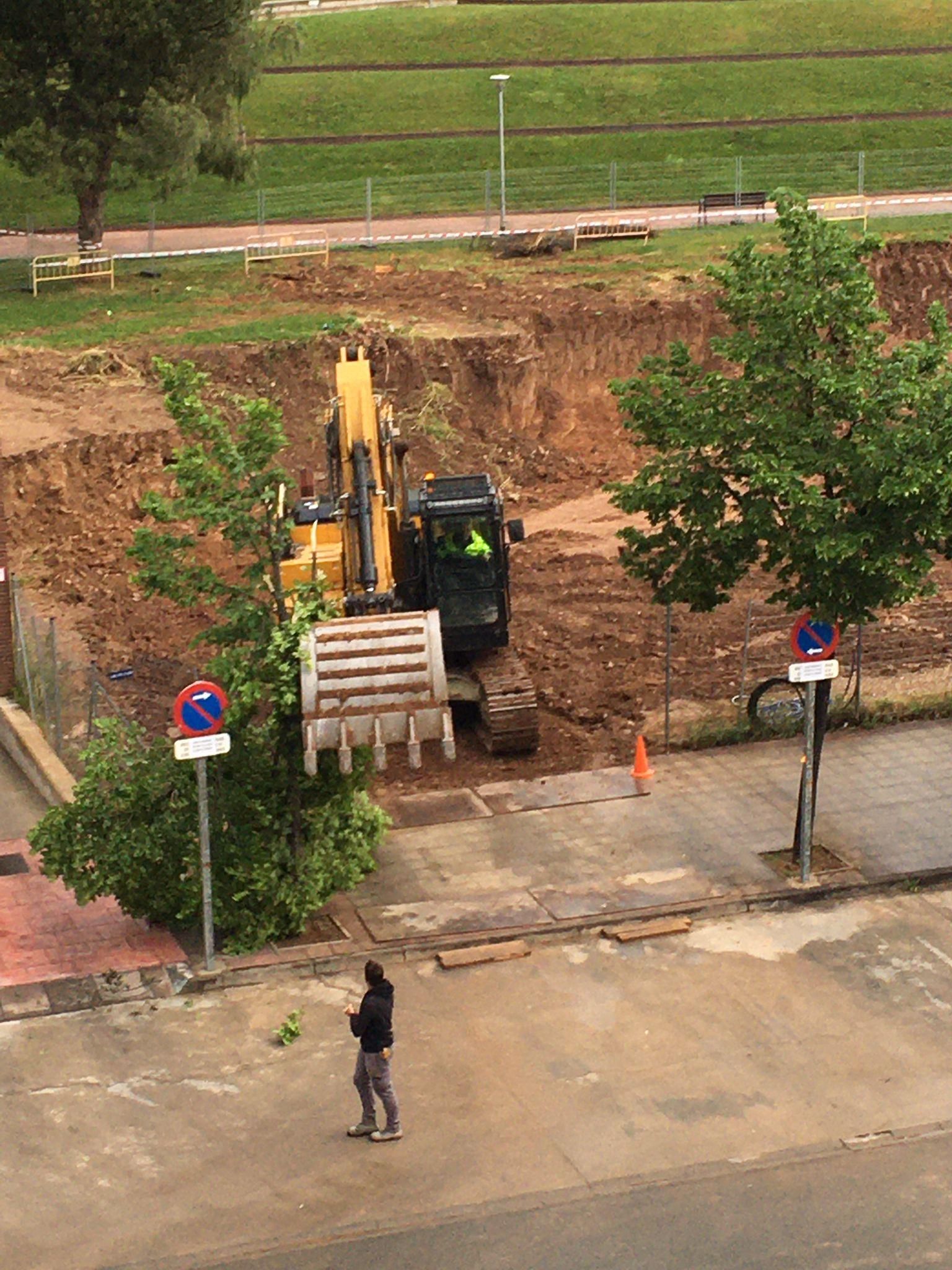 Las máquinas excavadoras retirando los árboles en la calle Torrecilla en Cameros