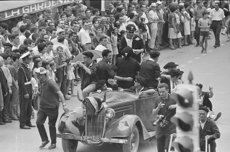 Una cuadrilla en un coche matriculado en Navarra en 1936 durante el paseíllo de 1965