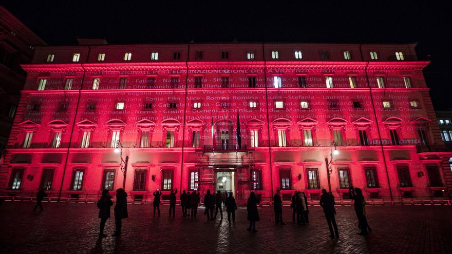 La sede del Gobierno italiano proyecta los nombres de 104 mujeres asesinadas