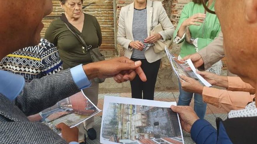 Concejales del PP han visitado a vecinos movilizados por la ruina del edificio de Bodegas Armando.