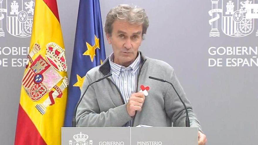 Simón muestra su pin contra la resistencia a los antibióticos