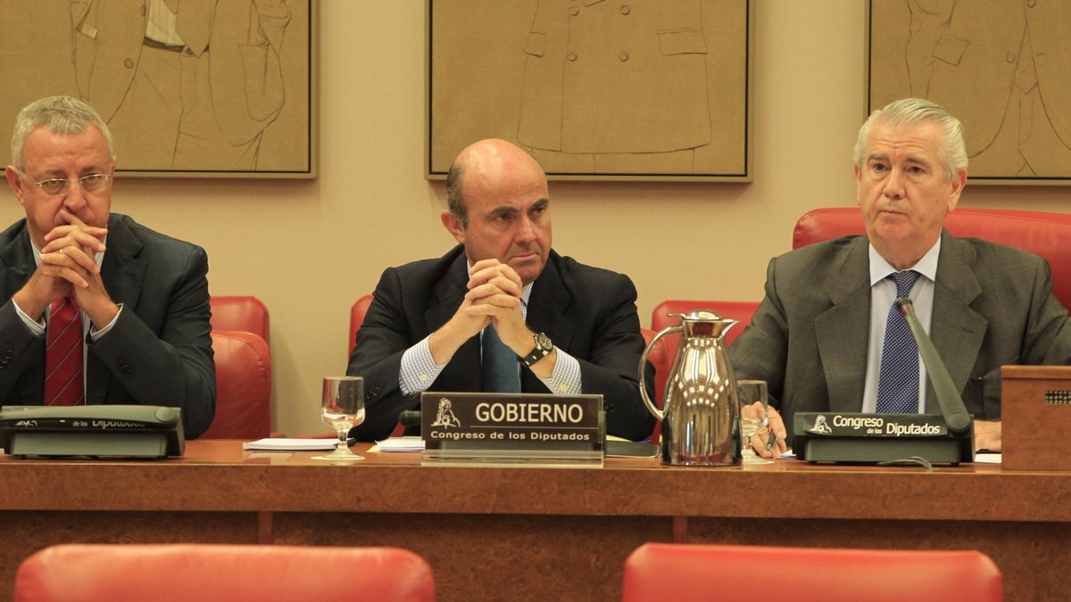 Guindos no descarta tener que inyectar más fondos en la banca y reconoce no saber cuánto costará el rescate