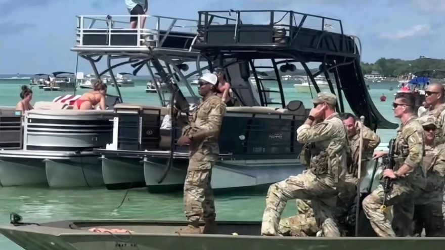 Suspenden a 18 militares por disparar balas de fogueo en playa pública de Florida