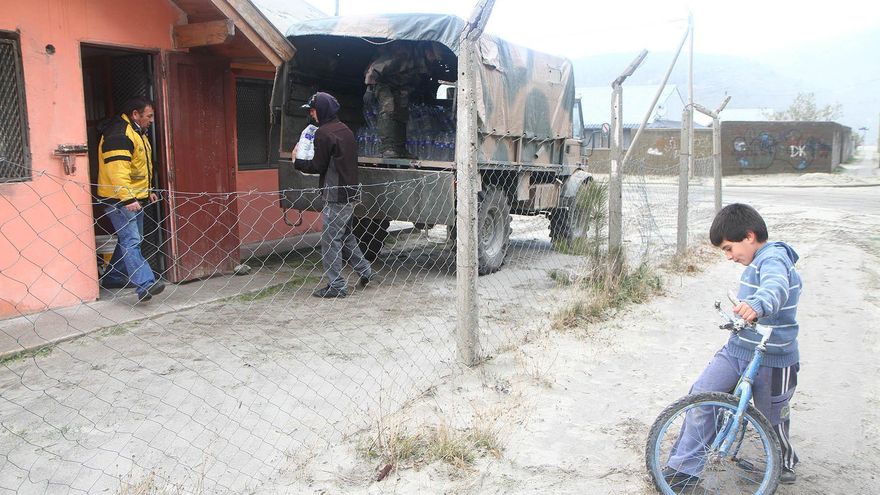 Barbijos, planta potabilizadoras de agua y alimentos, parte de la ayuda que envió el gobierno nacional a la Patagonia tras la caída de cenizas hace 10 años.