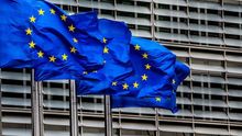 Banderas de la Unión Europea (UE) ondean frente a la sede de la Comisión Europea en Bruselas, Bélgica.