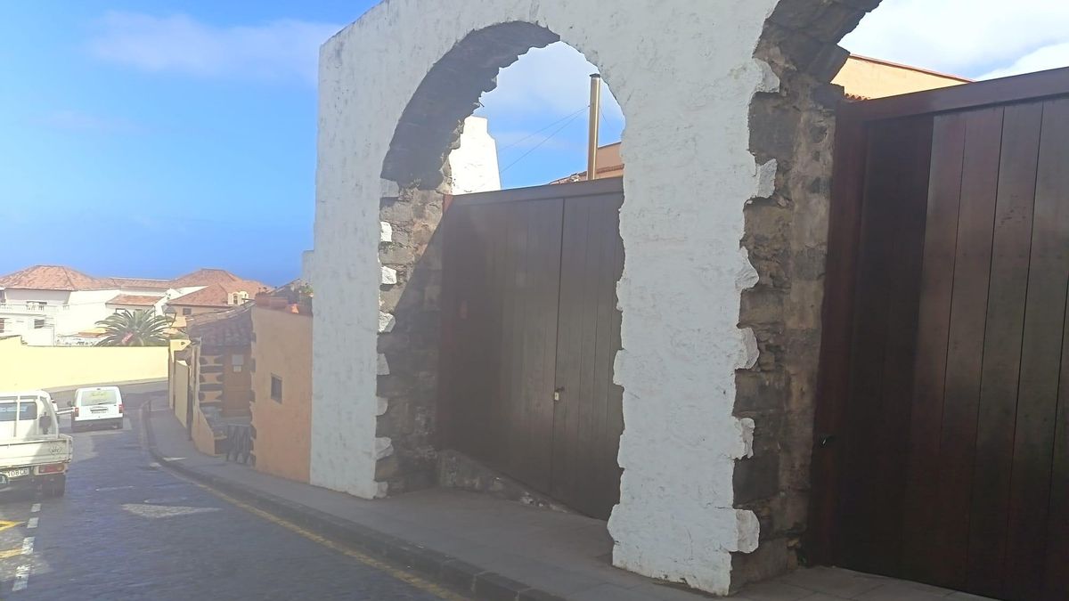 Columnas del molino de Chano, con la entrada para los clientes hacia el Norte. Álvaro Morales.