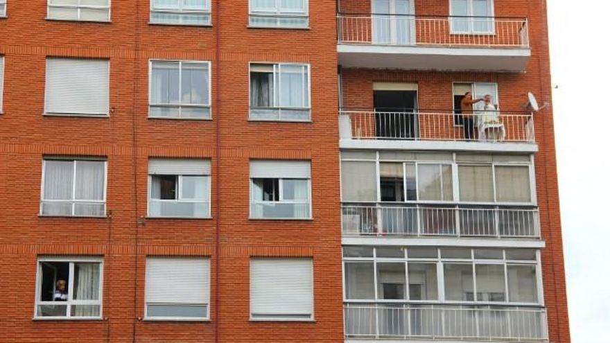 Un párroco dando misa en una terraza este domingo en el barrio de Santa Ana de León.