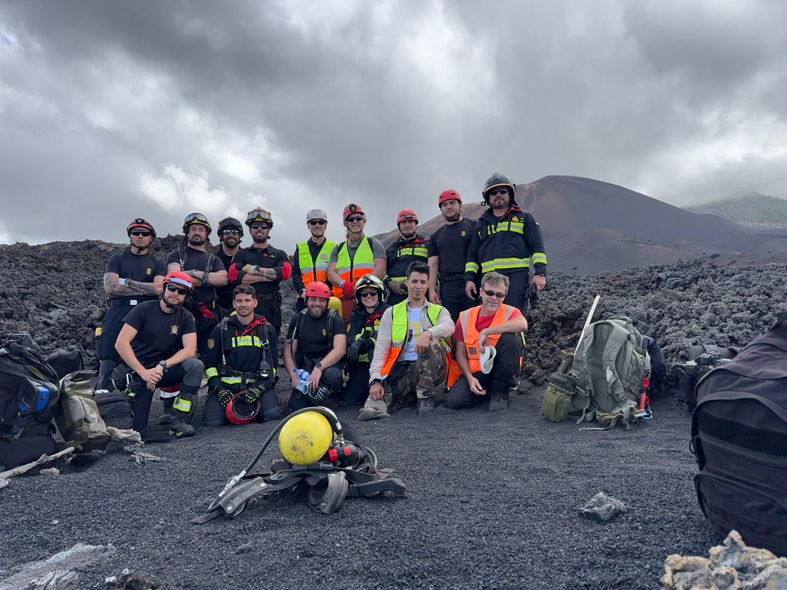Miembros del IGME y de la UME han tomado nuevas muestras en el volcán Tajogaite. IGME