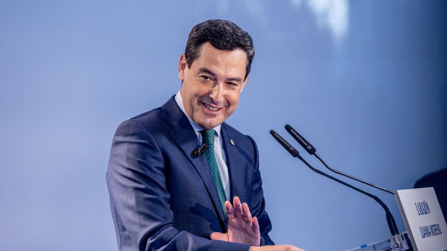 El presidente de la Junta de Andalucía, Juanma Moreno, durante un encuentro organizado por La Razón, a 14 de julio de 2025, en Madrid (España).