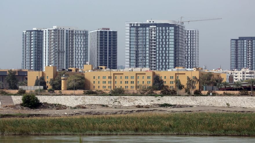 La embajada de Estados Unidos en Irak tras un ataque en Bagdad el 14 de marzo de 2026.