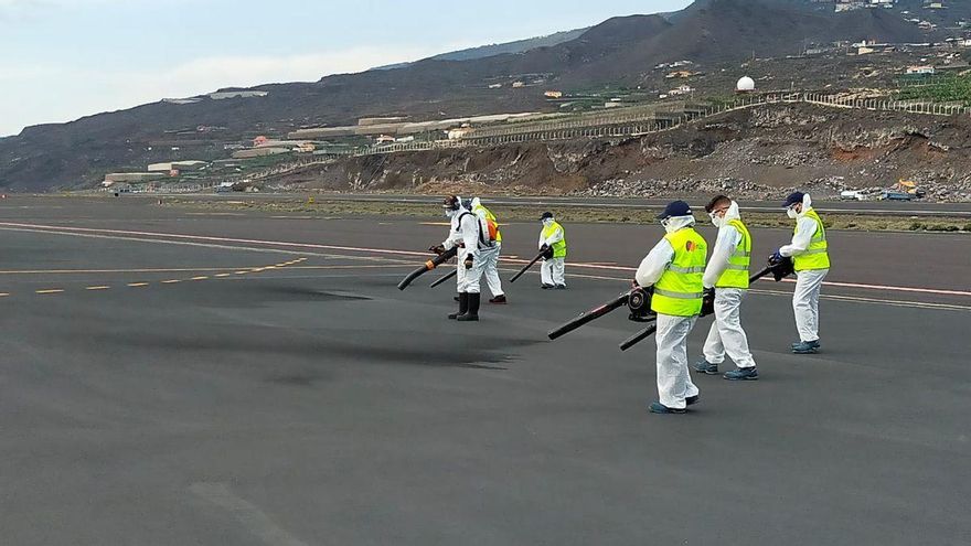 Binter cancela los últimos 4 vuelos de este lunes con La Palma por presencia de ceniza en Aeropuerto