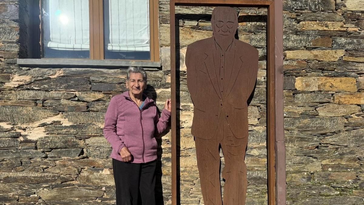 Isolina Pérez Tejón, en una imagen actual junto al CRIE (Centro Rural de Páramo del Sil) que tiene la figura de Ángel González como emblema. 