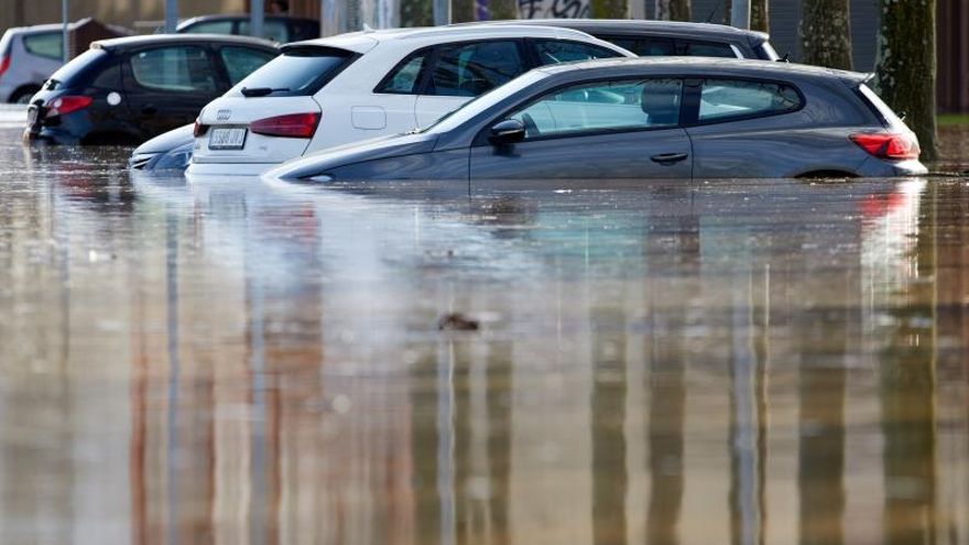 El río Ter se ha desbordado esta tarde en el barrio de Sant Ponç de la ciudad de Girona, tras los efectos meteorológicos del temporal "Gloria".