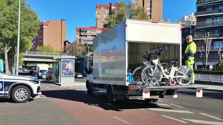 Madrid intenta contener el caos en Bicimad expulsando a 1.827 abonados por abandonar bicicletas fuera de estaciones