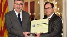 El conseller Vicent Soler entrega los presupuestos al presidente de las Corts, Enric Morera