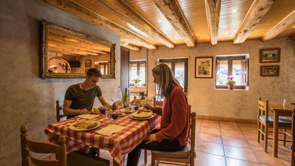 Dues persones dinant a un establiment especialitzat en cuina tradicional catalana