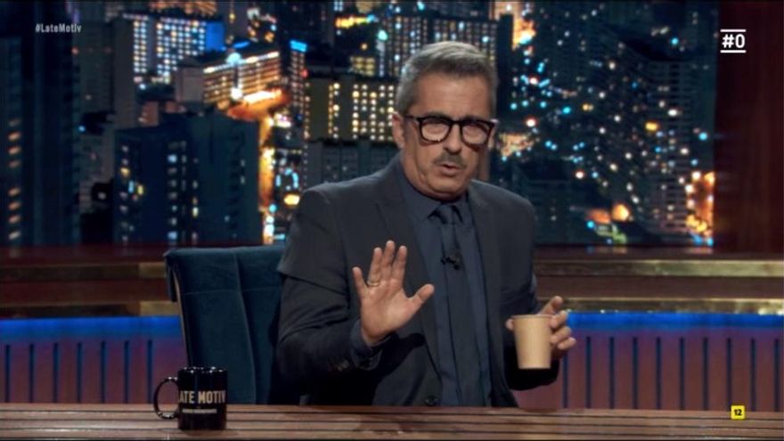 Buenafuente, al coger el café y levantarse de su silla