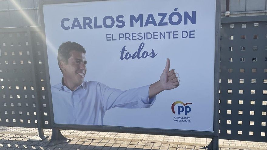 Un cartel del PP con Carlos Mazón haciendo campaña sin elecciones a la vista.