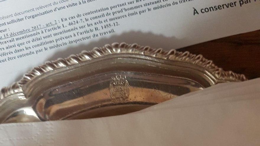 El Gobierno retira de su embajada en París los símbolos franquistas... y también los de la II República