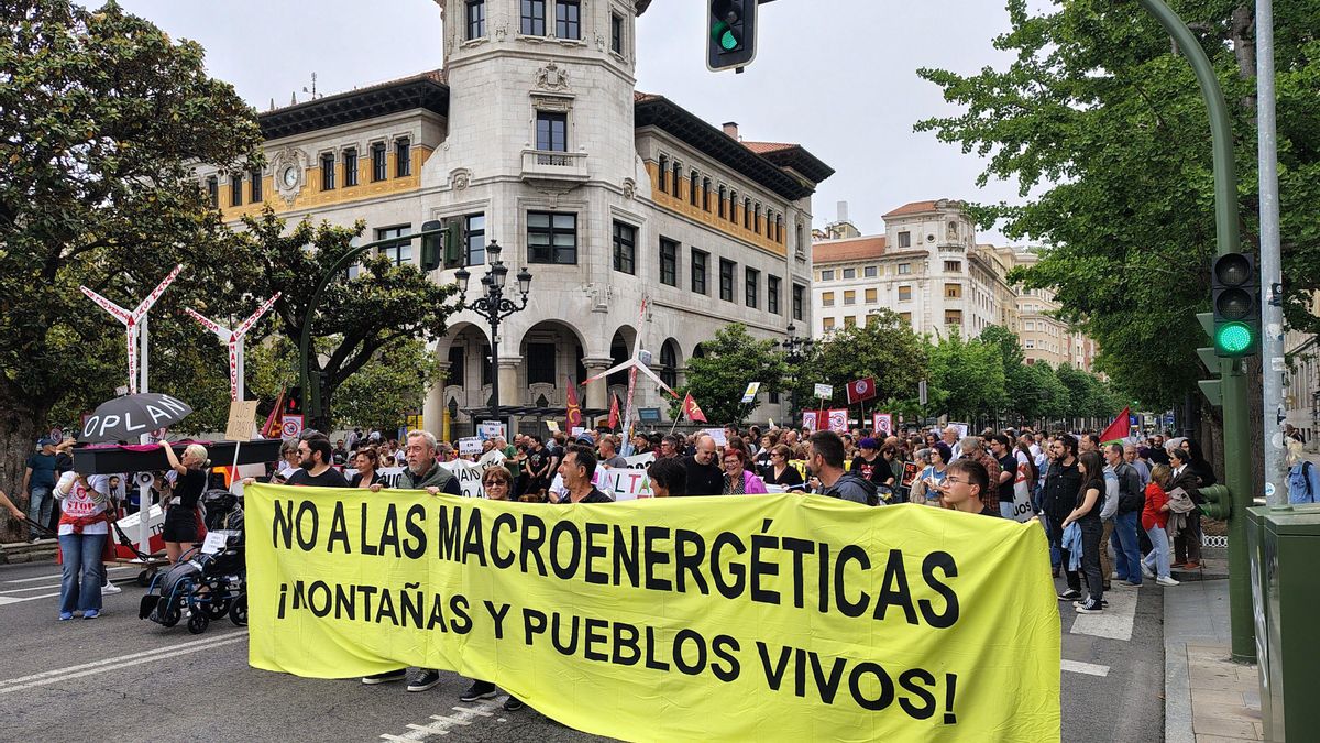 Más de 1.500 personas se manifiestan en Santander en contra de los polígonos eólicos y las plantas de biogás
